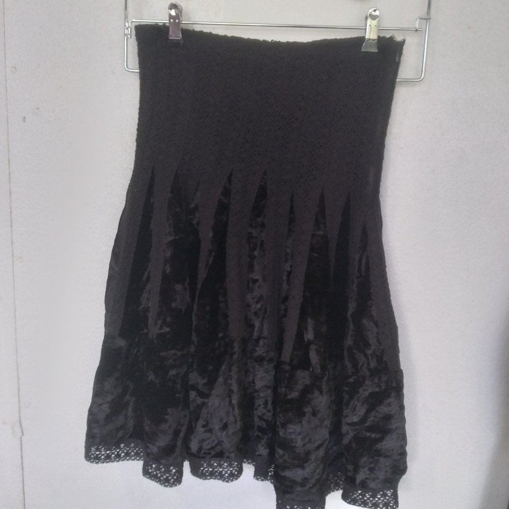 Clips black lace & crushed velvet a-line skirt sz 42 (US 6)
